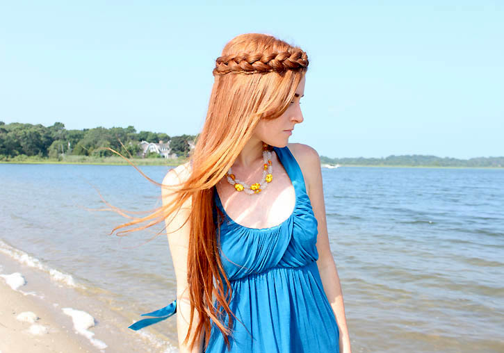 коса-корона, девушка с длинными волосами на берегу